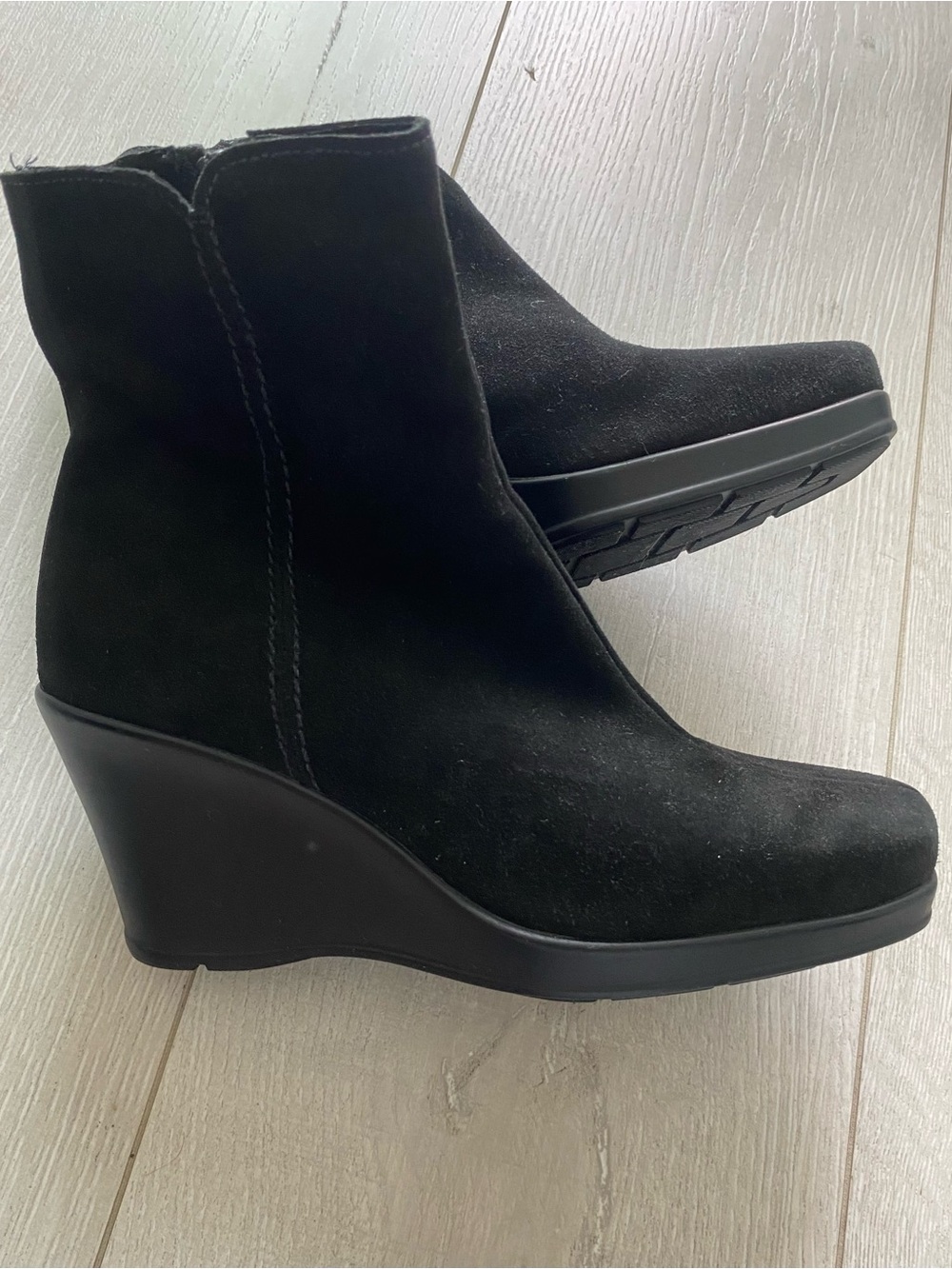 🍁 La CANADIENNE Black Suede Wedge Ankle Bootie - Size 5